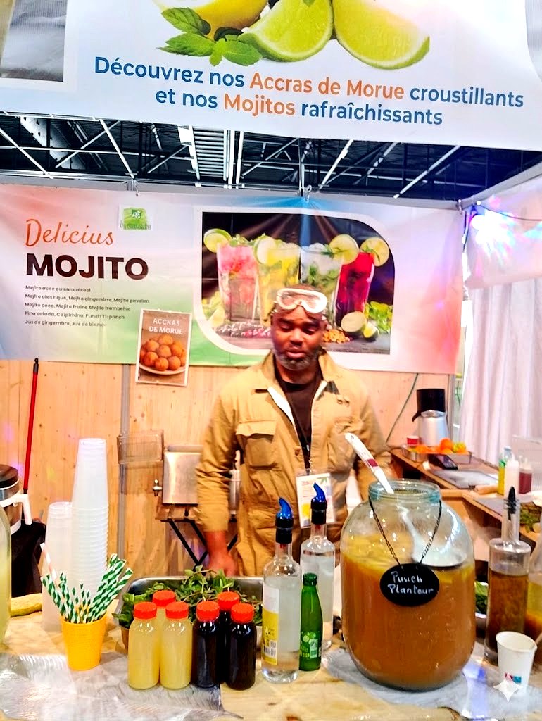 Hubert derrière son bar lors d'un événement avec mojitos et punch planteur