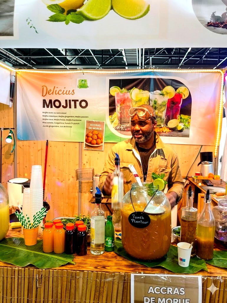Stand CocktailHubert avec mojitos et punch planteur lors d'une foire