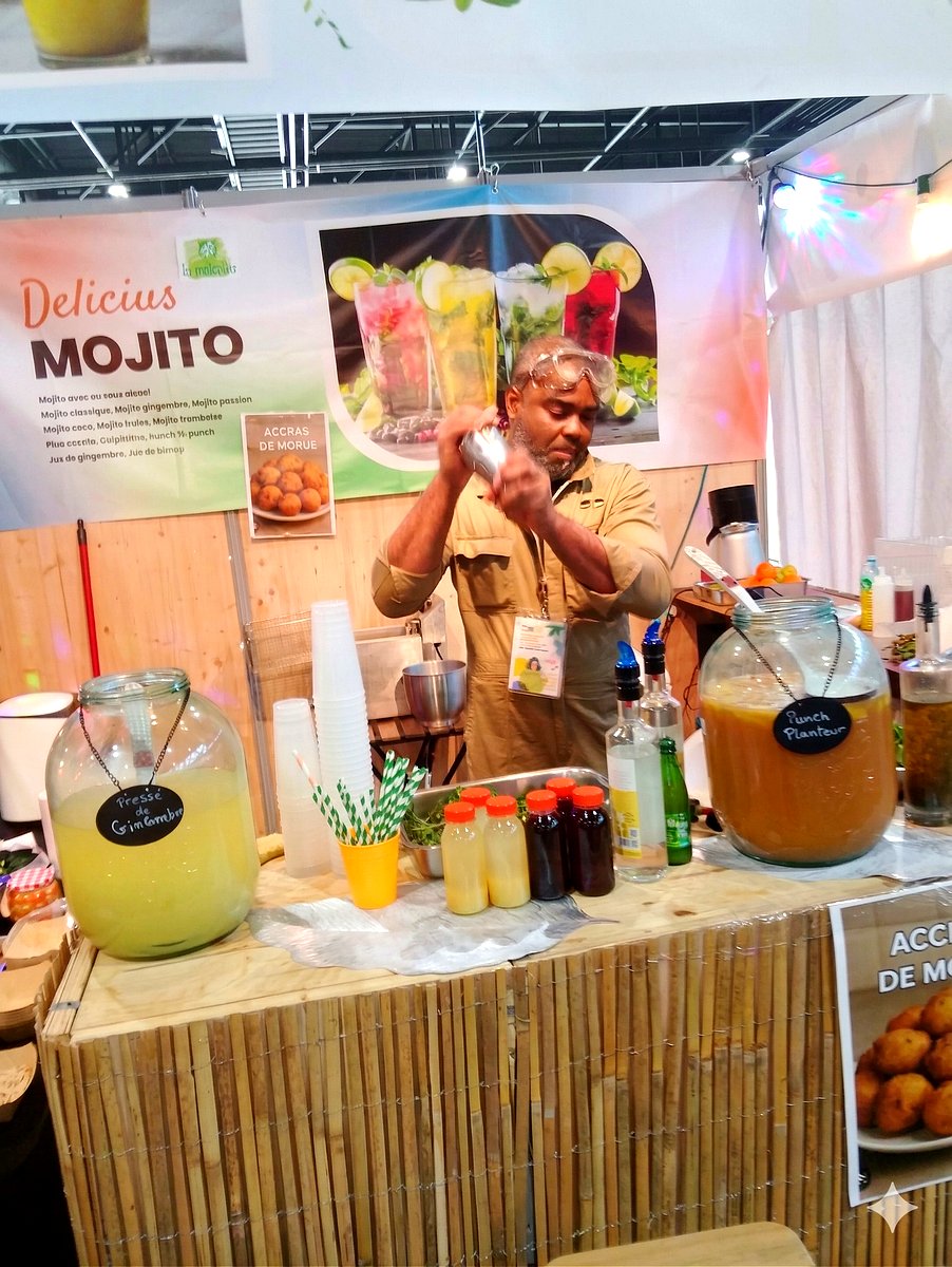 Hubert en action préparant un cocktail au shaker
